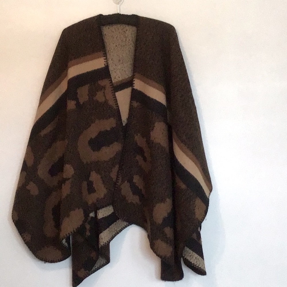 Beautiful Earth-tone Shawl 🍂 One Size fits most.